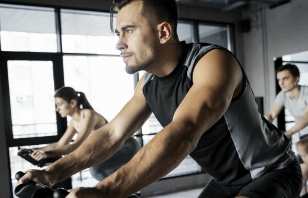 DEFINICIÓN MUSCULAR HOMBRE GIMNASIO